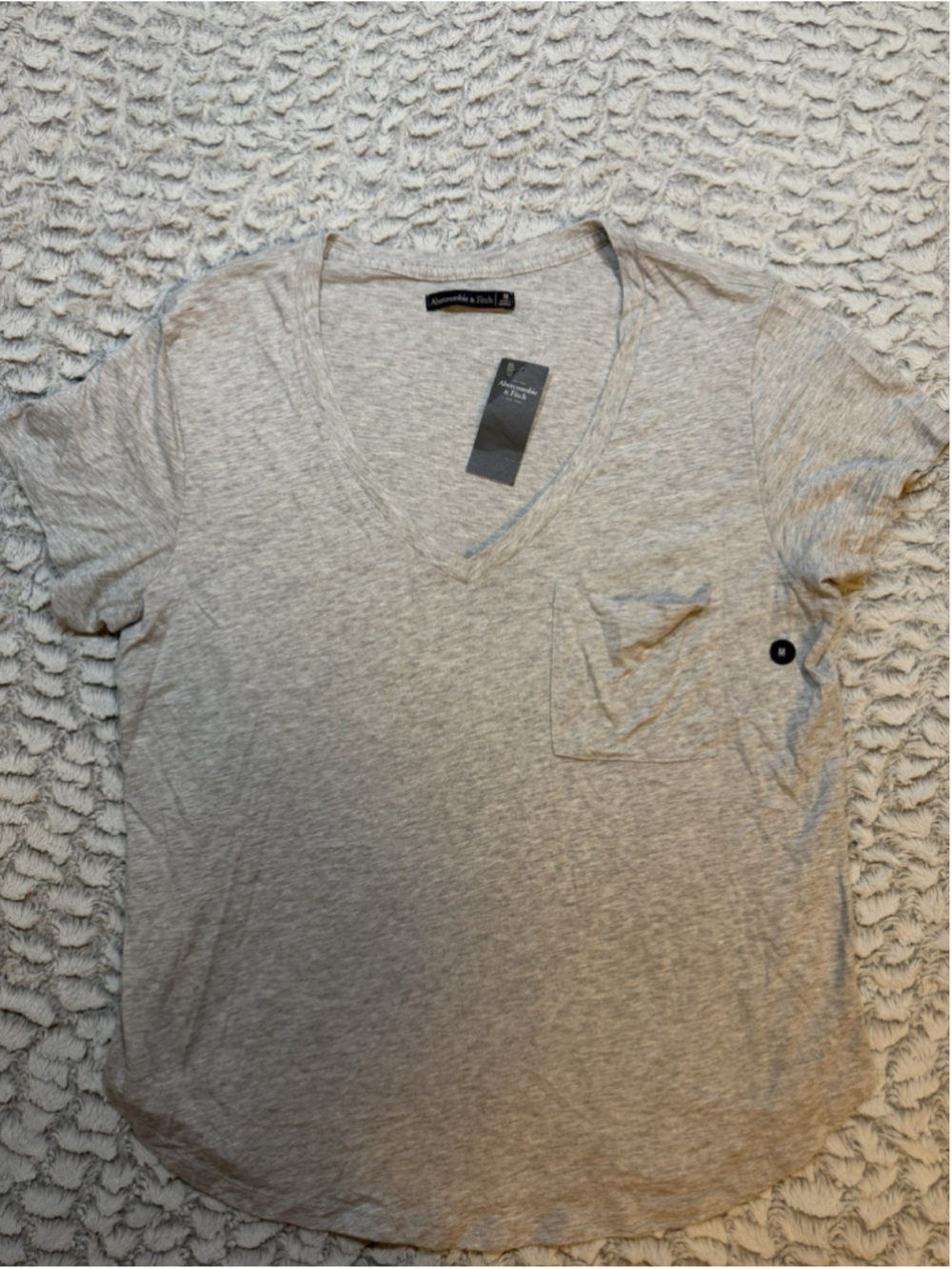 Abercrombie & Fitch Women's Gray Solid V-Neck Short Sleeve Pocket Tee M